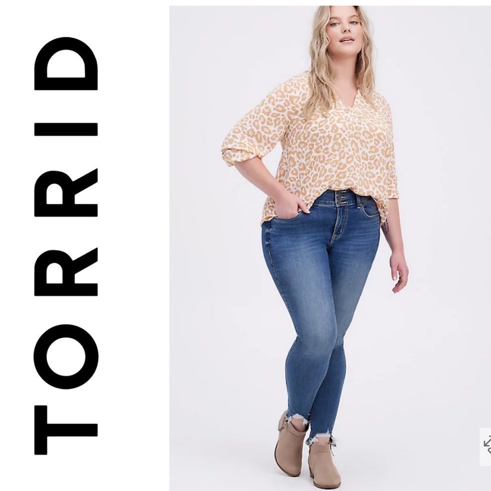 NWT Torrid GEORGETTE LEOPARD WHITE BLOUSE
